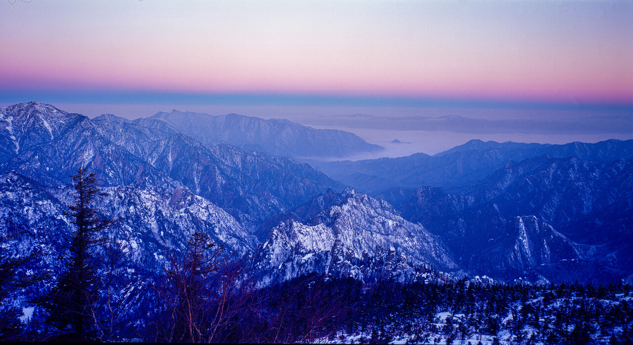 설악산 용아장성의 설경과 동해의 여명. ⓒ이상원