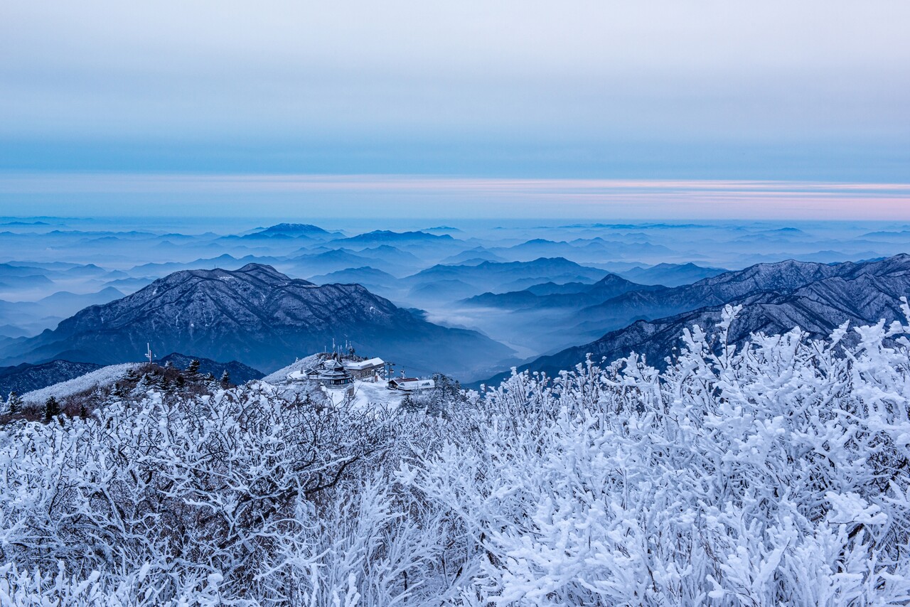 덕유산 향적봉(해발 1,614m)에서 바라본 설경과 운해가 깔려 있는 능선의 파노라마 풍경. ⓒ이상원
