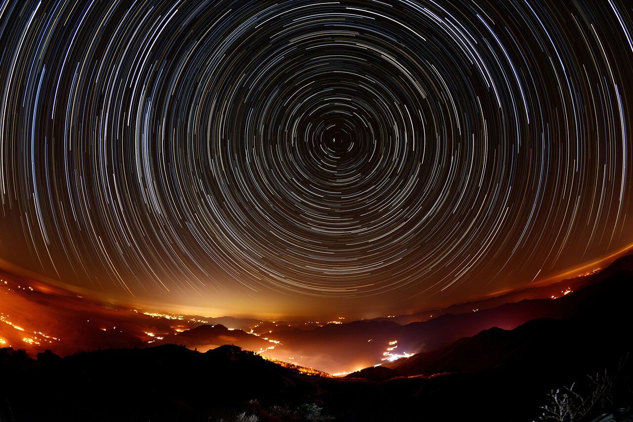 덕유산 향적봉(해발 1,614m)에서 2시간 30분 동안 촬영한 별 궤적. ⓒ이상원