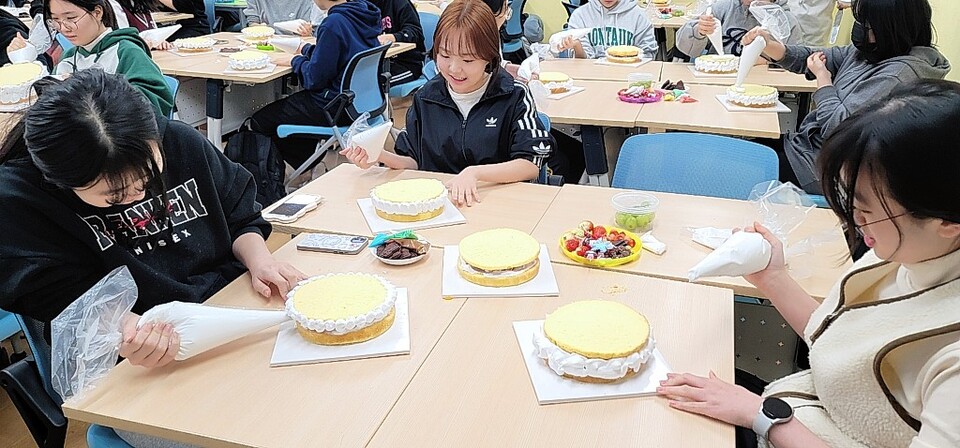 강남고는 지난달 20일 학생들의 정서적 안정감을 높이고 기말고사 후 시험 스트레스를 해소하고자 케이크 만들기 프로그램을 운영했다.