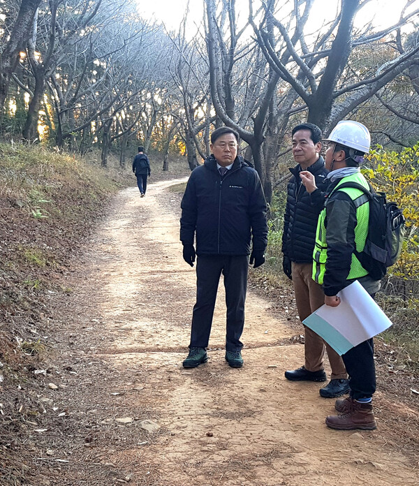 김종훈 동구청장은 지난해 11월 22일 염포산 테마 숲길 조성사업 현장을 점검했다. 울산 동구 제공