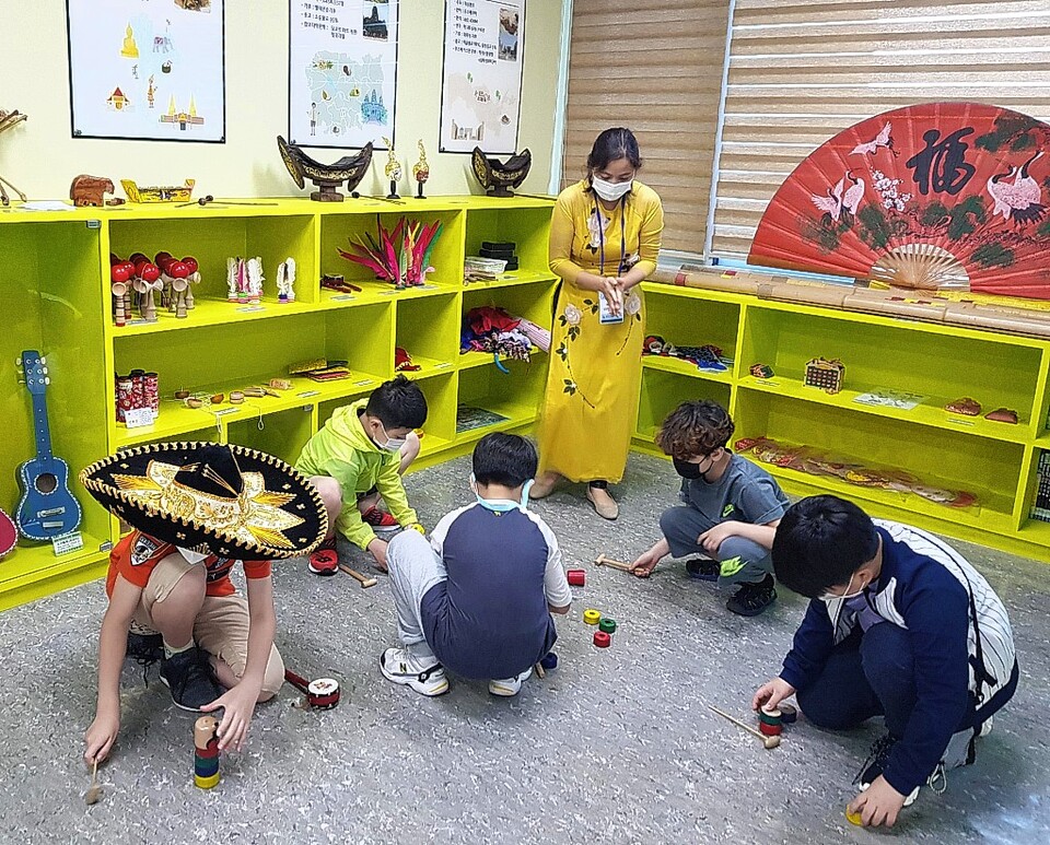 다문화어울림교실에서 다문화학생들이 각국의 전통문화놀이를 배우고 있는 모습. 울산교육청 제공