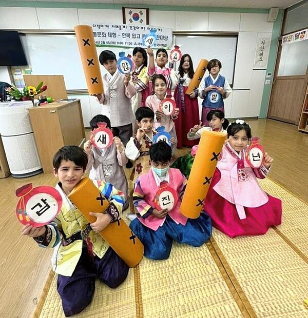 6일 울산 동구 서부초등학교의 한 교실에서 설을 앞두고 한국문화 이해 수업이 열렸다. 울산시교육청 제공