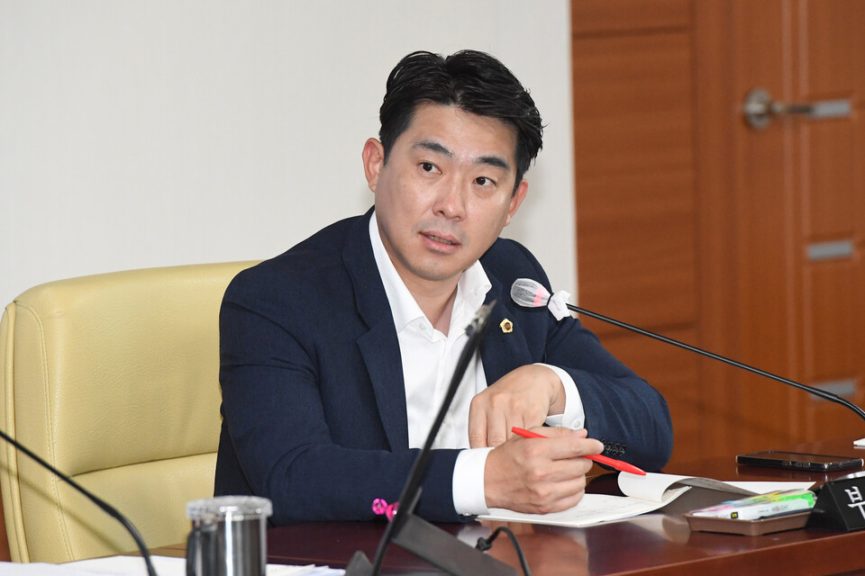 김종훈 의원이 울산시의회 산업건설위원회에서 출석 공무원에게 질의를 하고 있다. (자료사진=울산시의회 제공)