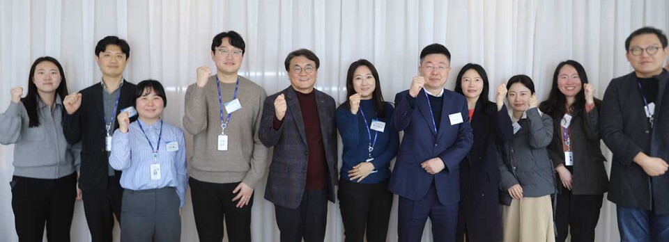 한국산업인력공단은 19일 울산 남구 소재 음식점에서 '스스럼없이 마음이 트이는'이라는 슬로건으로 CEO와 직원이 참여하는 소통의 장을 마련했다. 산업인력공단 제공