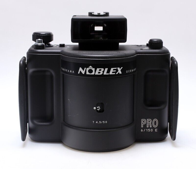 독일제 파노라마카메라 '노블렉스(NOBLEX) 프로 6/150 E' 제품 사진(출처 : 온라인 커뮤니티). 이 카메라는 노블 드레스덴사의 아날로그 카메라로 독일 칼 자이스사의 테사(Tessar) 50mm f4.5 렌즈가 장착되었으며 120mm 필름 한 통으로 6장을 촬영할수 있다.