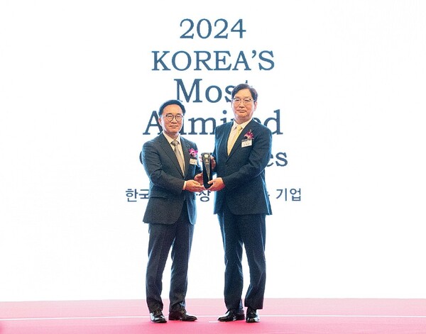 S-OIL 서정규 국내영업본부장(오른쪽)이 27일 열린 '2024 한국에서 가장 존경받는 기업' 시상식에서 한국능률협회컨설팅 한수희 대표와 기념 촬영을 하고 있다. S-OIL 제공