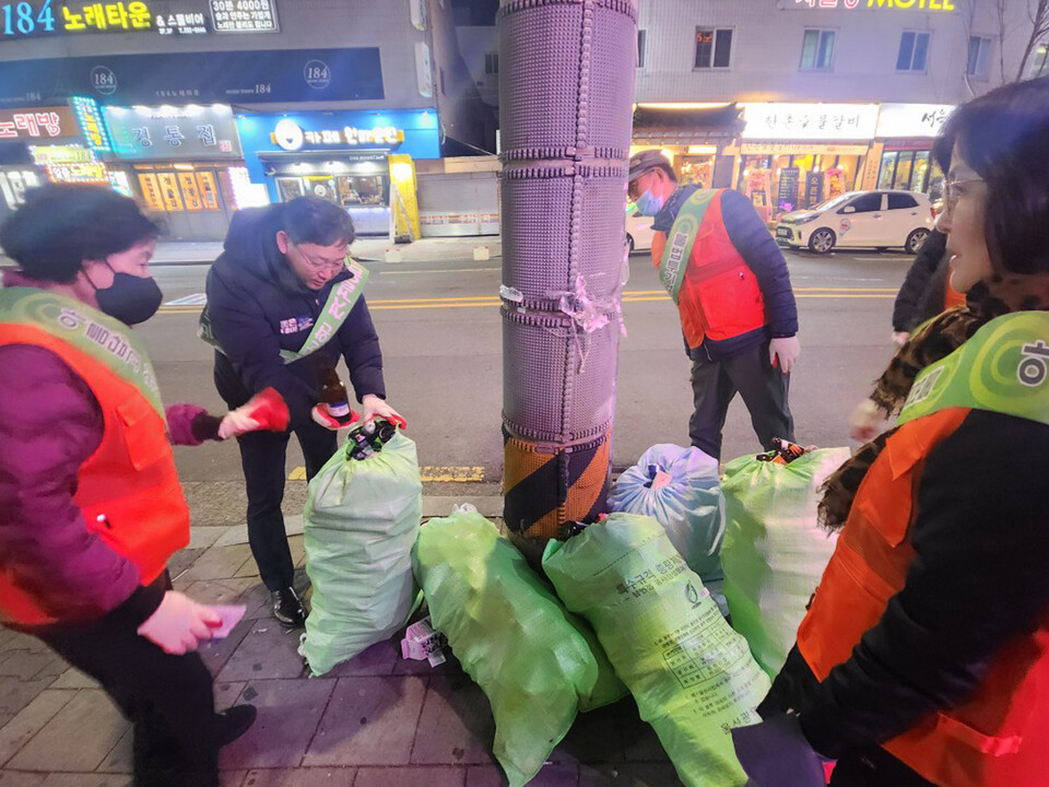 울산 동구 일산동행정복지센터와 일산동 통장회는 지난 4일 주요 환경취약지에 대해 쓰레기 불법투기 야간 단속을 실시했다. 울산 동구 제공