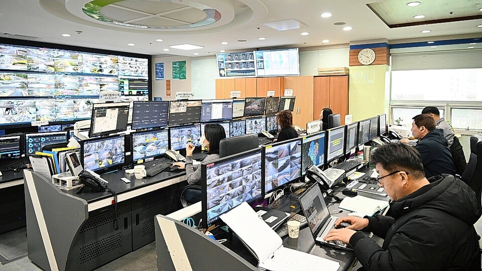 울산 북구 CCTV(폐쇄회로)통합관제센터는 전국 최초로 '스마트시티 통합플랫폼 GIS 스마트 검색서비스'를 시험 운영에 들어가면서 치안과 민원 대응 기여도가 한층 강화됐다. 5일 센터에 근무하는 경찰과 직원들의 모습. 울산 북구 제공