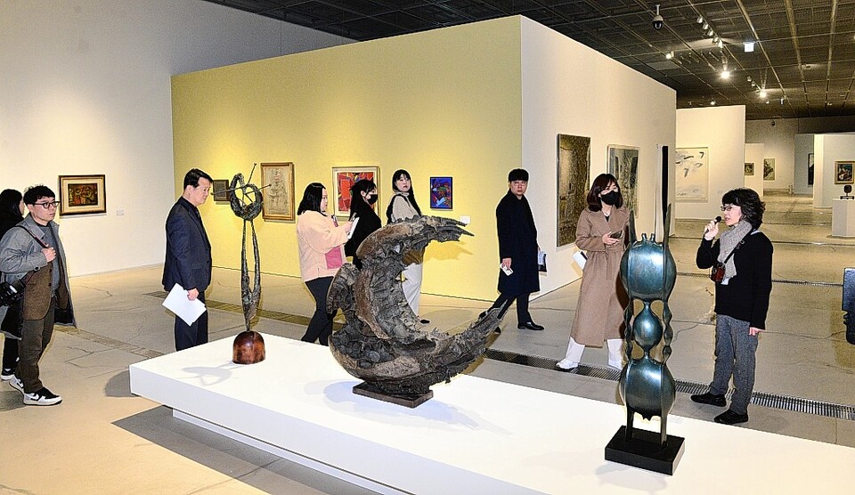 울산시립미술관은 2024년 상반기 기획전시 '한국 근현대미술 흐름: 시대울림' 개막을 하루 앞두고 6일 미술관 1전시실에서 프레스투어를 실시한 가운데 참가자들이 한국 미술사를 빛낸 100여명 거장들의 작품을 관람하고 있다.  유은경기자 2006sajin@