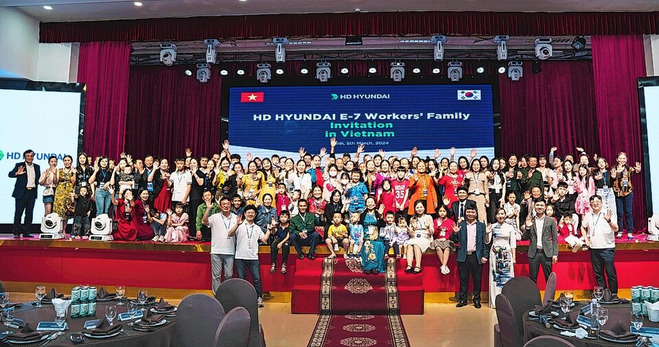 HD현대의 조선3사는 지난 3일과 5일 양일간 베트남 하노이와 응예안에서 'E-7 근로자 가족 초청행사'를 개최했다. HD현대중공업 제공