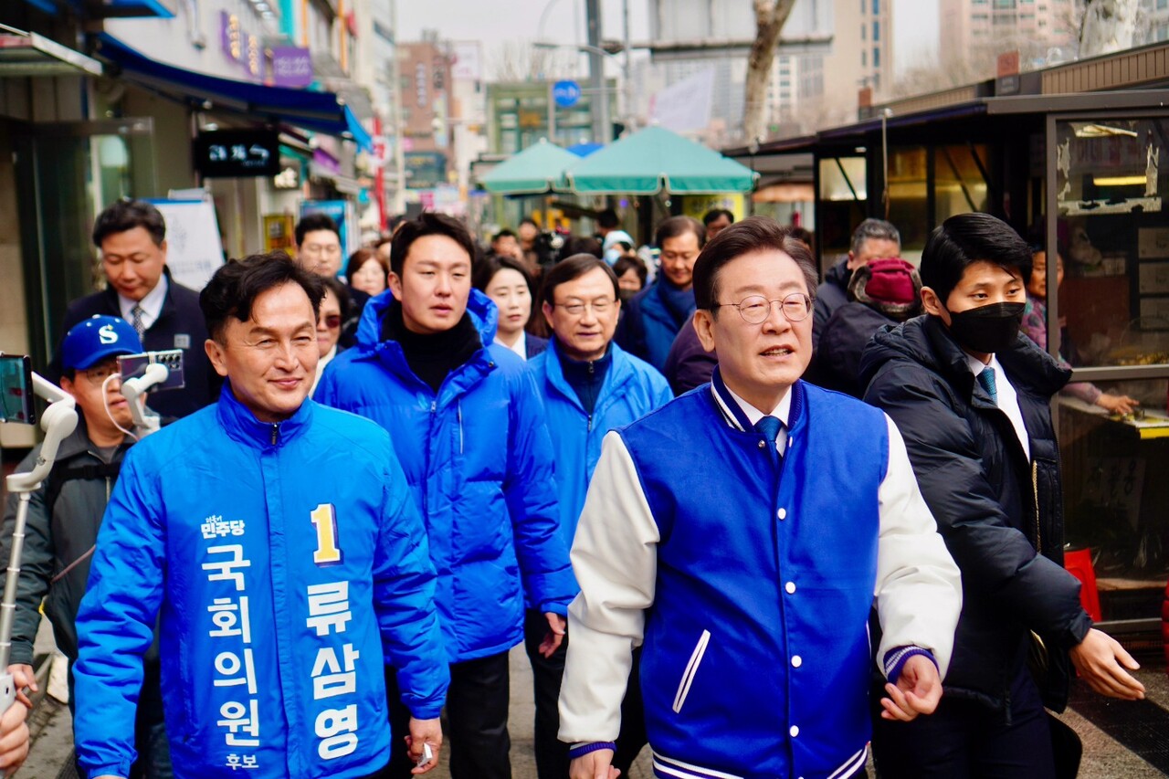 더불어민주당 이재명 대표가 12일 서울 동작을 남성사계시장에서 류삼영 후보의 지지를 호소하고 있다. 류삼영 페이스북 캡처