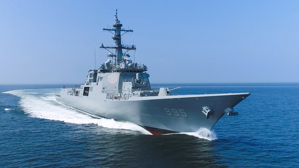 HD현대중공업이 건조해 2024년 말 해군에 인도 예정인 차세대 이지스 구축함(KDX-III Batch-II) 1번함 '정조대왕함'의 시운전 모습. HD현대중공업 제공<br>