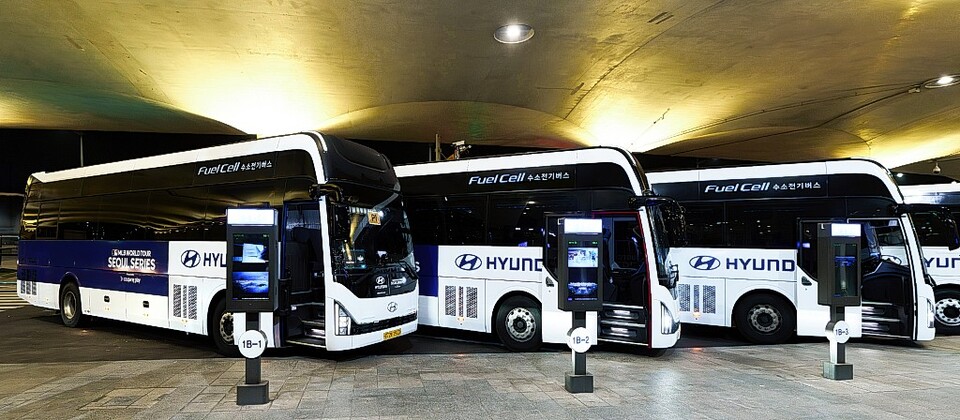 현대차는 서울 고척스카이돔에서 국내 최초로 열리는 메이저리그 경기 'MLB 월드투어 서울 시리즈'를 후원한다. 사진은 인천국제공항에서 MLB 선수단 입국을 기다리는 유니버스 수소전기버스.  현대차 제공