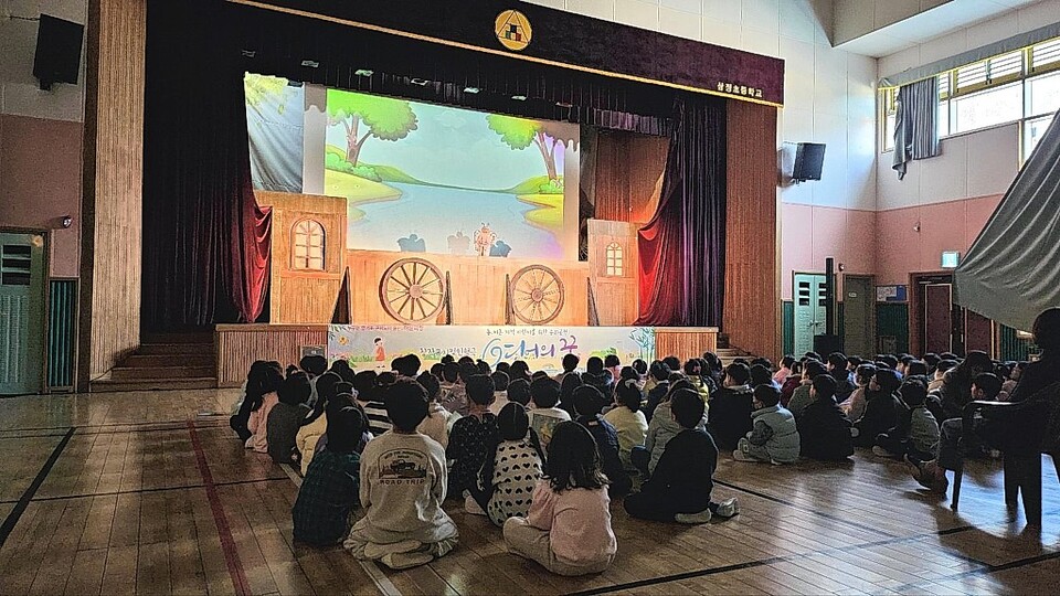 울산강남교육지원청은 지역 작은 학교·소규모 학교의 창작 뮤지컬 인형극 공연 관람을 지원한다. 울산교육청 제공