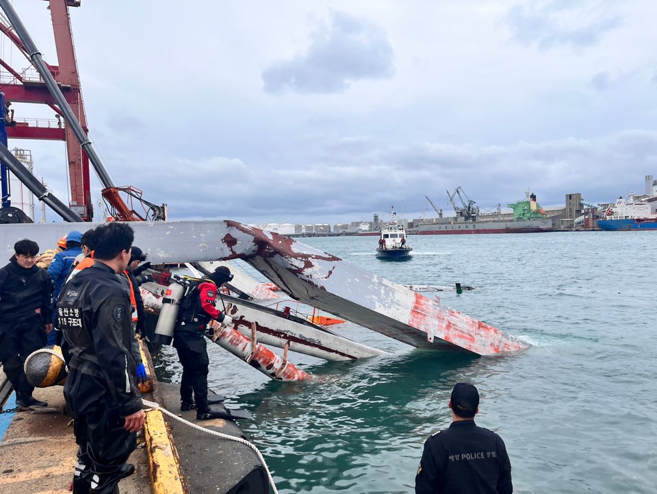 울산해양경찰서가 24일 울주군 온산항 정일부두에서 추락한 작업자들을 구조하고 있다. 울산해양경찰서 제공