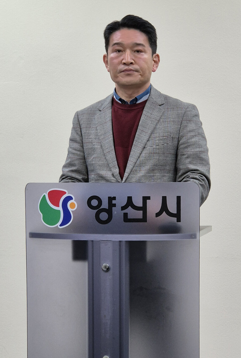 김태우 시의원이 25일 의원직 자진사퇴 기자회견을 하고있다.이수천기자 news8582@ 