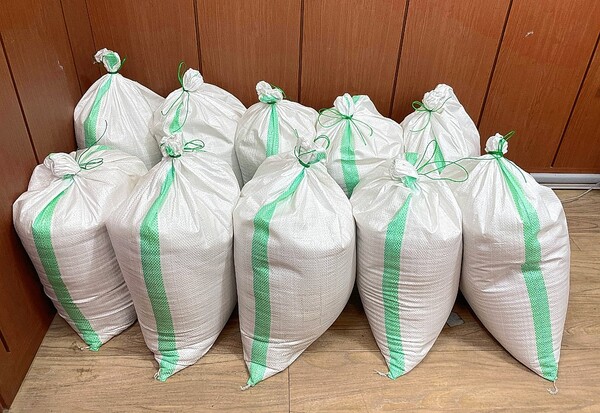 지난 26일 50~60대로 추정되는 한 여성이 청량읍 행정복지센터를 방문해 어려운 이웃에게 전해달라며 직접 재배한 쌀 200㎏을 기부했다. 울산 울주군 제공