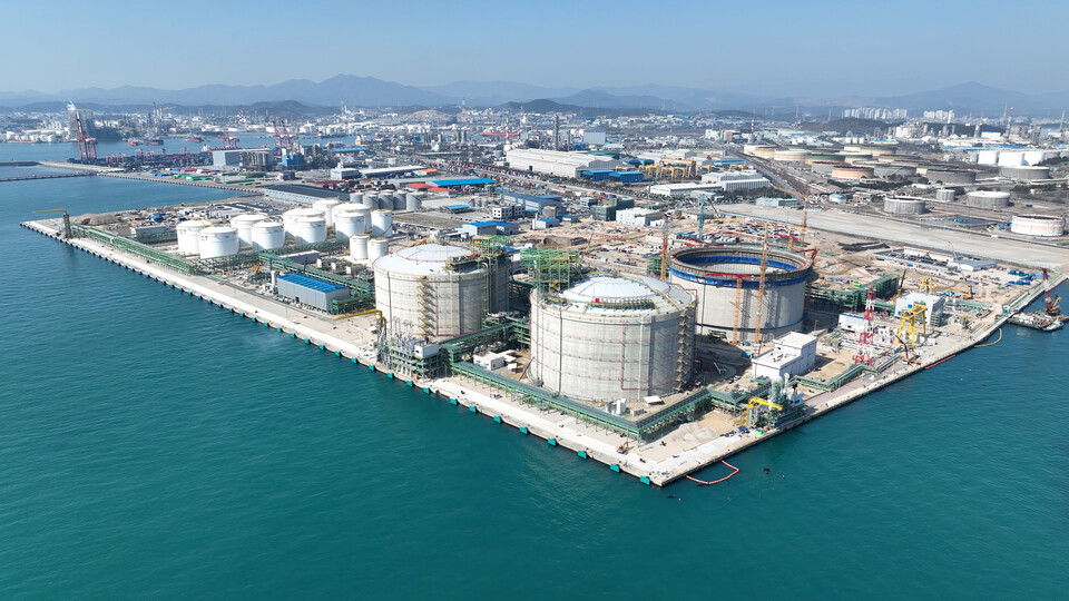 울산항만공사가 건립한 하부시설 위에 복합터미널을 구축하는 '동북아에너지허브 1단계' 의 일부 탱크가 올해 7월 상업 운영을 시작할 예정이다.&nbsp;울산항만공사 제공<br>