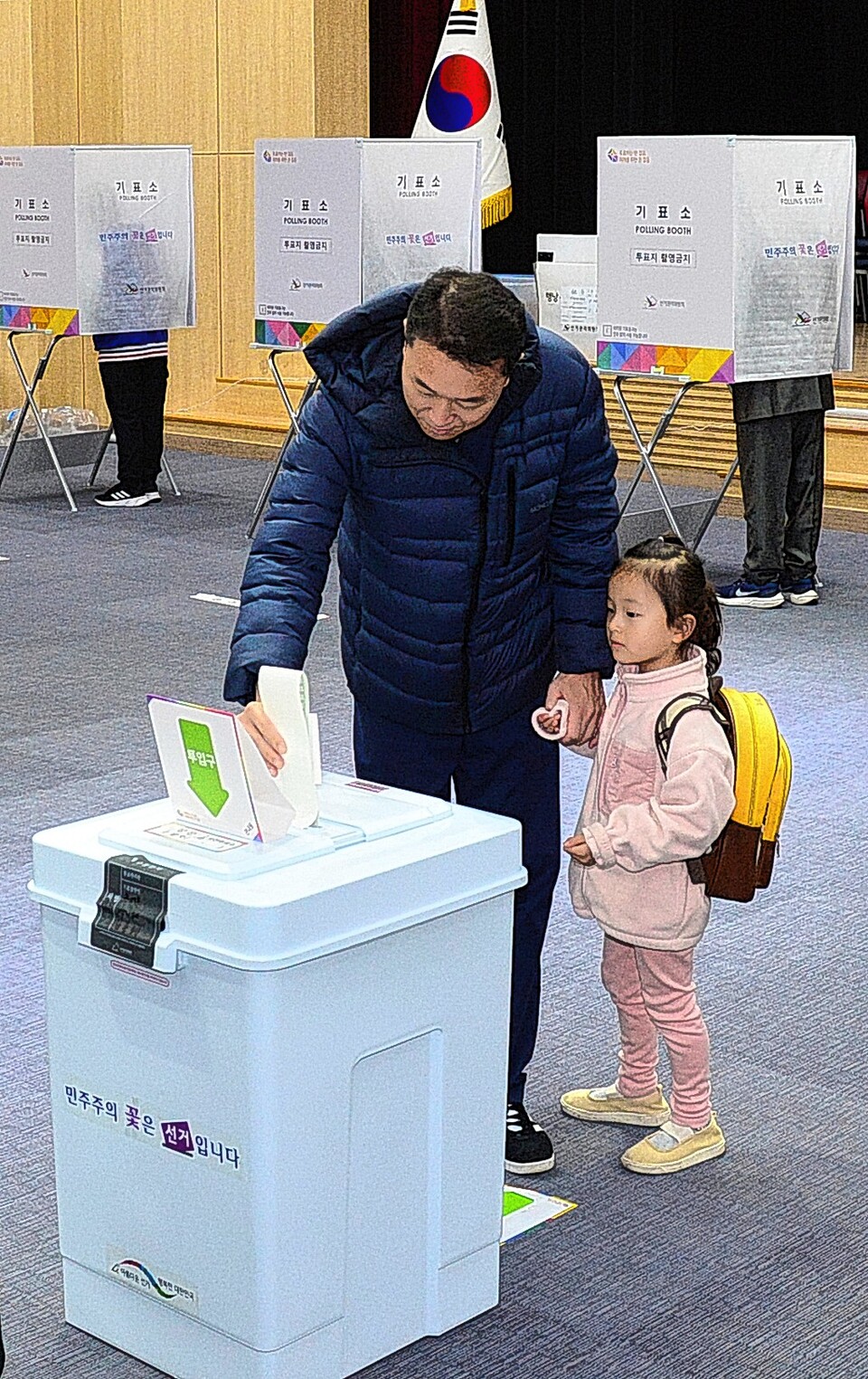 미래 유권자인 자녀와 함께 제22대 국회의원선거 사전투표소를 찾은 한 유권자가 사전투표를 하고 있다. 유은경기자 2006sajin@
