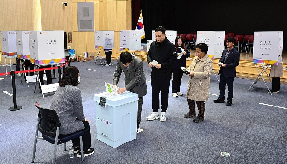 제22대 국회의원선거 사전투표에 참여한 유권자들이 투표용지를 투표함에 넣고 있다. 유은경기자 2006sajin@