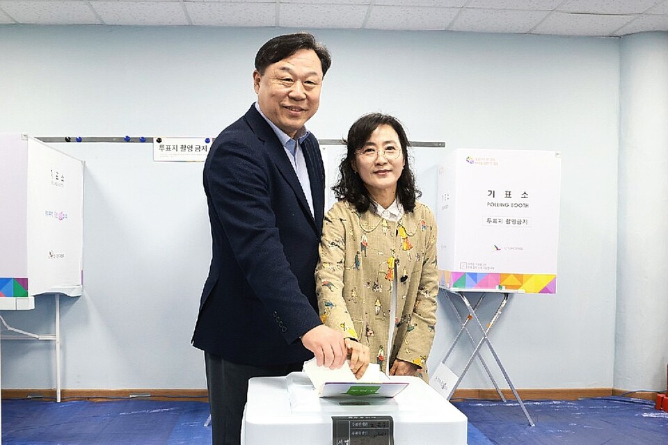 김종훈 동구청장이 부인 이선형 여사와 함께 지난 5일 대송동 행정복지센터에 마련된 사전투표소를 찾아 제22대 국회의원 선거 사전투표를 하고 있다. 울산 동구 제공