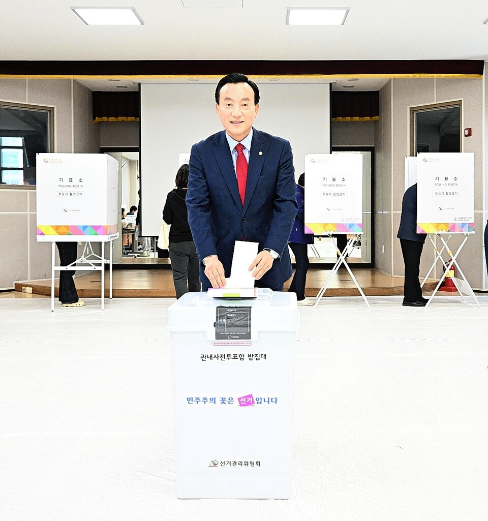 박천동 북구청장이 지난 5일 송정동 행정복지센터에 마련된 사전투표소를 찾아 제22대 국회의원 선거 사전투표를 하고 있다. 독자 제공
