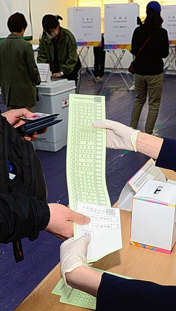 51.7cm에 달하는 역대 최장 길이의 비례대표 투표용지를 받고 있는 유권자들. 유은경기자 2006sajin@