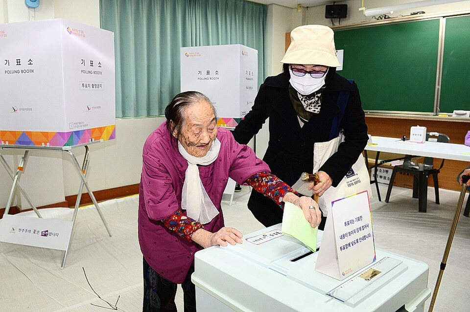 1923년생으로 올해 만 100세인 김성순 할머니(북구 시례마을)가 10일 북구 상안중학교에서 마련된 북구 농소3동 제1투표소에서 투표를 하고 있다. 유은경기자 2006sajin@