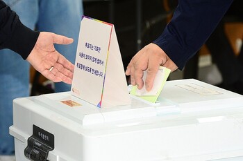 4·10 총선일인 10일 투표함에 투표용지를 넣고 있는 한 유권자. 유은경기자 2006sajin@