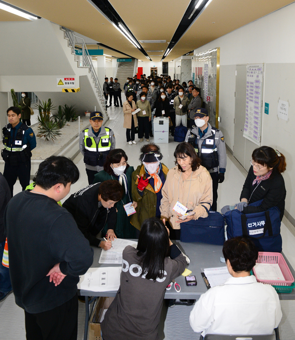 개표 사무원들이 투표소에서 개표소로 도착한 투표함 확인 작업을 하고 있다. 유은경기자 2006sajin@