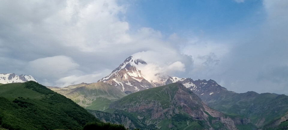 해발 5,047m 카즈벡산. 조지아 사람들은 '얼음산'이라는 뜻으로 '하얀 신부'라고도 부르며 그리스로마 신화 속에서 프로메테우스가 형벌을 받던 산으로도 알려져 있다. 이서원 제공