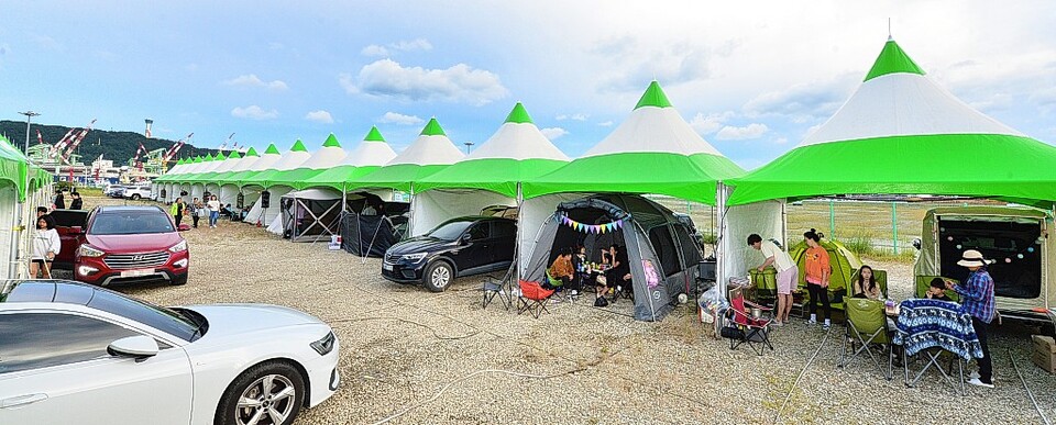 참가자들이 배정된 구역에서 차박 캠핑을 즐기고 있다 (자료사진). 울산신문