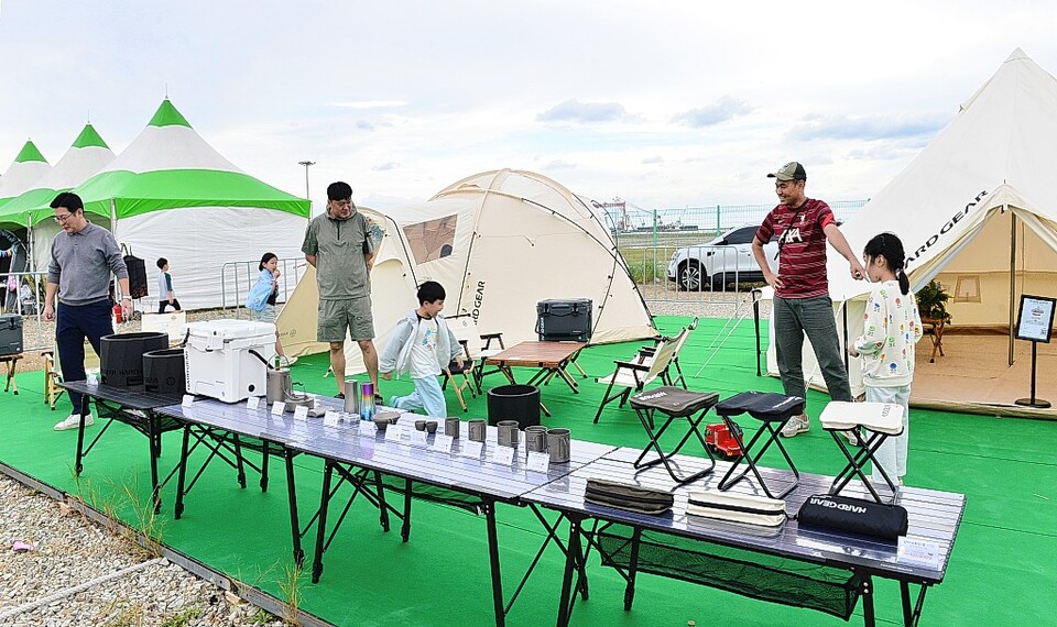 캠핑 장비 전시를 둘러보는 참가자들 (자료사진). 울산신문