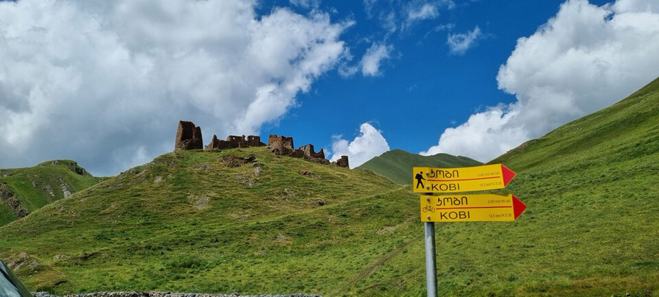 카즈베기를 뒤로 하고 하행길에 만난 자카고리성. 이 국경은 조지아와 남오세티야와의 분쟁지역이기도 하다. 이서원 시조시인 제공