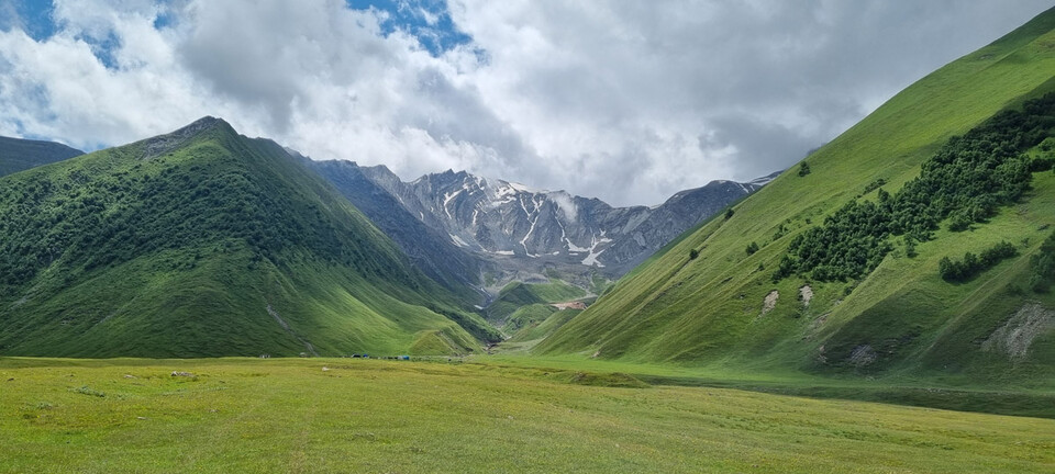 저 산만 넘으면 남오세티야. 보이지 않는 분단의 철벽이 마음 아프다. 이서원 시조시인 제공