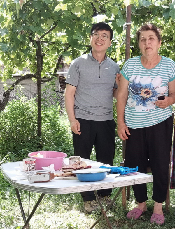 므트크라비강과 아르그비강이 합쳐지는 마을에서 만난 할머니와 추억을 남긴 필자. 이서원 시조시인 제공