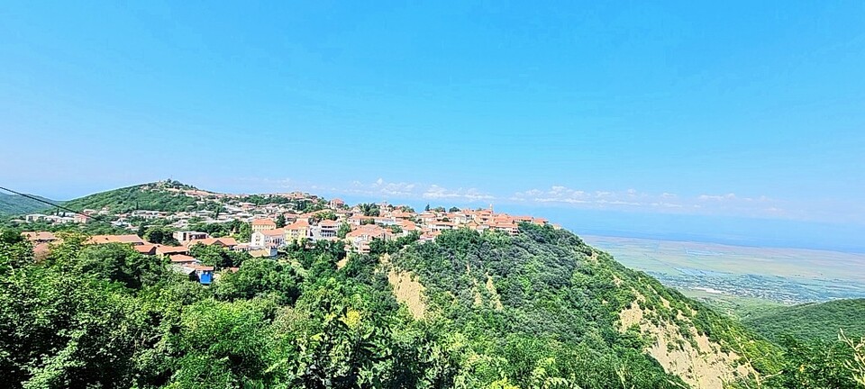 조지아는 산의 나라로 일컬어질 만큼 끝없는 산맥과 봉우리들이 물결처럼 이어져 있다. 그러나 '시그나기' 이곳은 약 800m의 높이에 있으며 알라자니 대 평원이 바다처럼 펼쳐진 넓고 잔잔한 곳으로 사랑의 도시라고 일컫는 곳이다. 이서원 제공