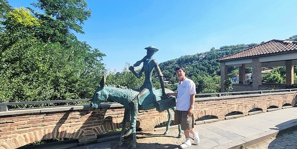 시그나기 시청 광장에 조지아의 국민 영웅인 미술가 니코 피로소마니의 작품 '당나귀를 탄 남자'를 모티브로 한 동상이 세워져 있다. 니코 피로소마니의 안타까운 사랑이야기는 훗날 러시아 국민 가수 '알라푸카초바'가 부른 '백만송이 장미'를 통해 알려졌다. 이서원 제공