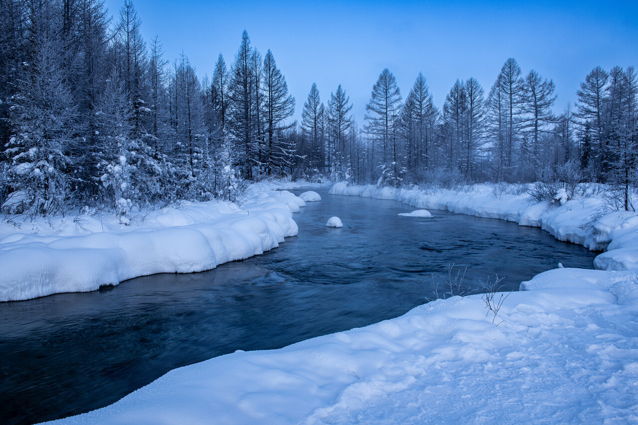 영하 50도에도 얼지 않는 몽골 자르갈란트강의 아침 풍경. ⓒ이상원