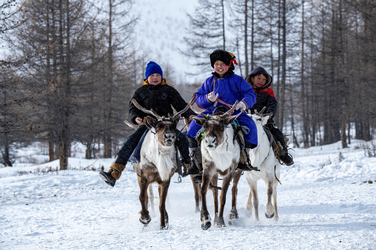 순록을 능숙하게 타고 달리는 차탕족 아이들. ⓒ이상원