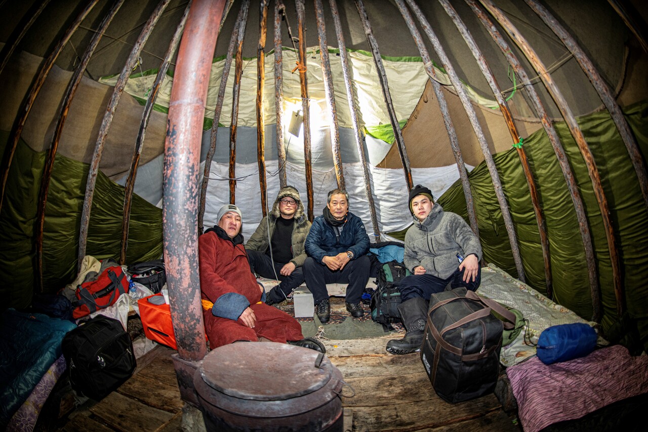 차탕족의 좁은 오르츠 안에서 영하 20도의 밤을 함께 보낸 룸메이트와 기념촬영. ⓒ이상원