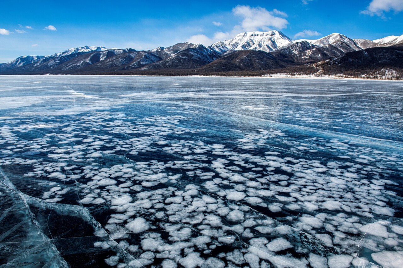 흰색 꽃밭이 펼쳐지는 홉스골호수의 얼음판 결정. ⓒ이상원