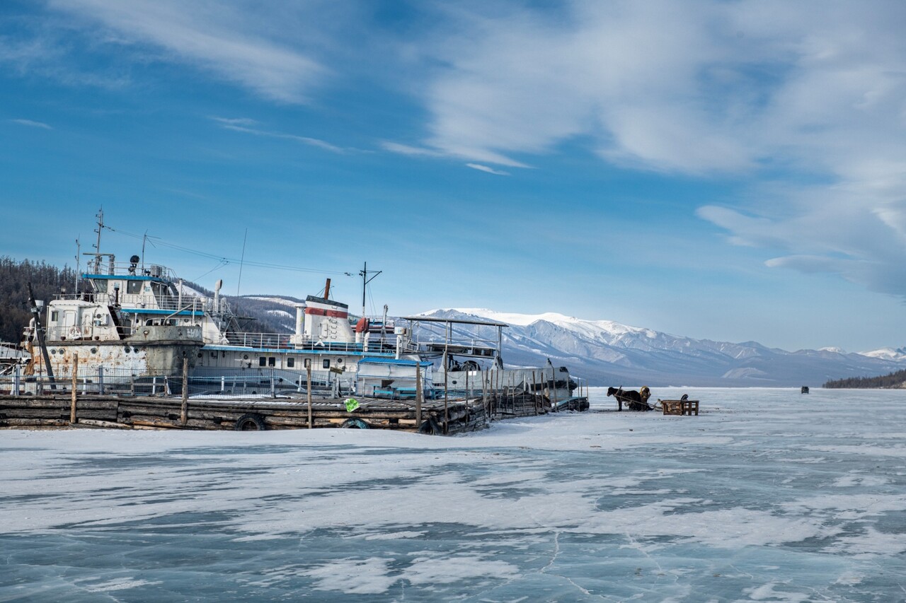 여름철 호수를 누비던 배들이 얼음에 꼼짝없이 갇혀있다. ⓒ이상원