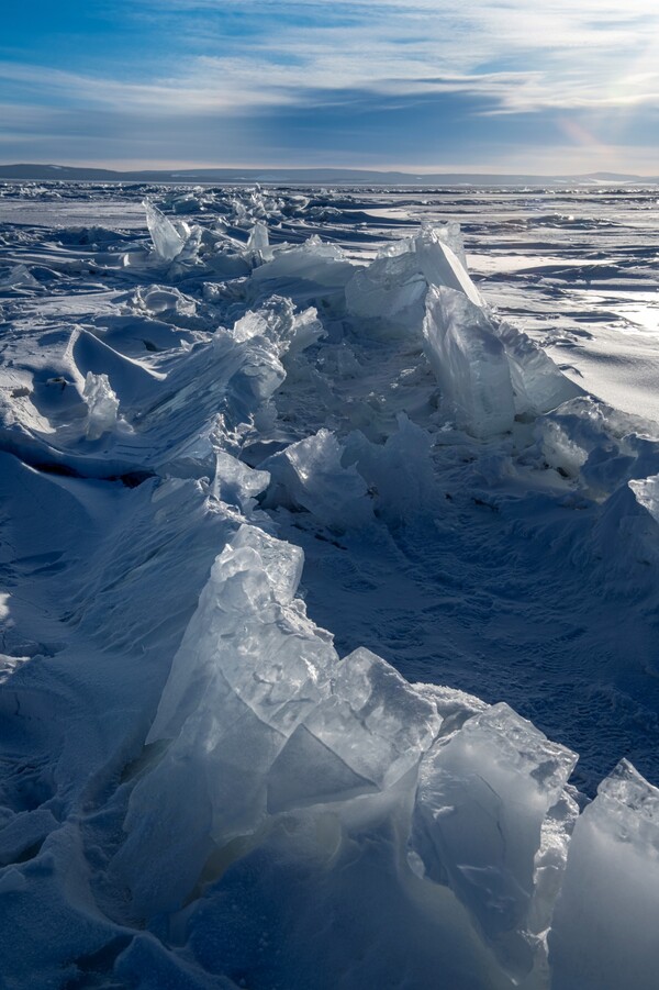 홉스골호수의 얼음이 깨지고 다시 얼면서 만들어진 얼음 조각. ⓒ이상원