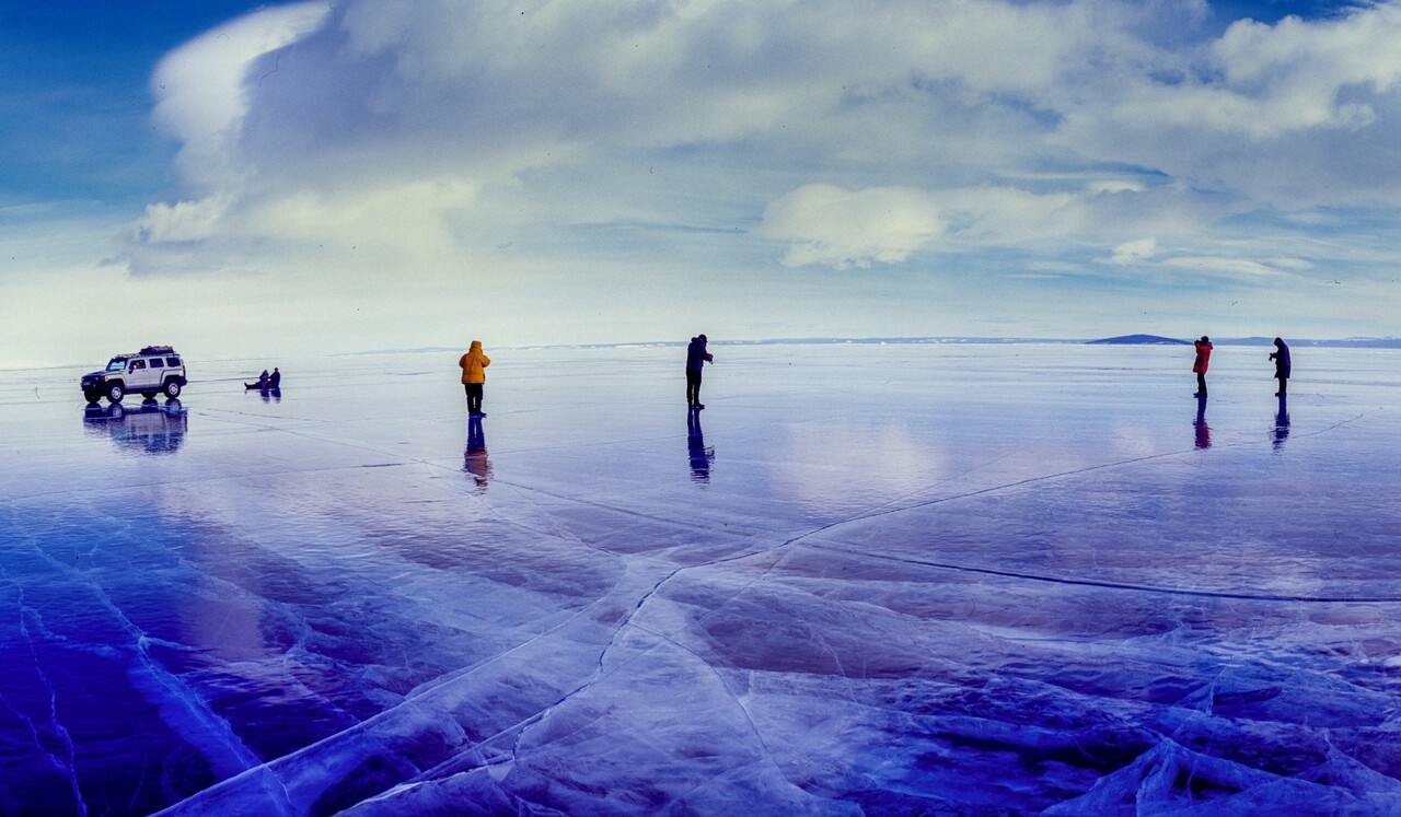 몽골 홉스골호수 빙판 위에서 엉덩이 미끄럼을 즐기는 모습과 넘어지지 않게 조심조심 움직이며 촬영하는 사진가의 모습. ⓒ이상원