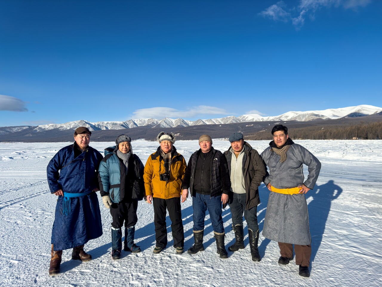 홉스골호수 위에서 현지 운전기사, 가이드와 함께한 기념 촬영. ⓒ이상원