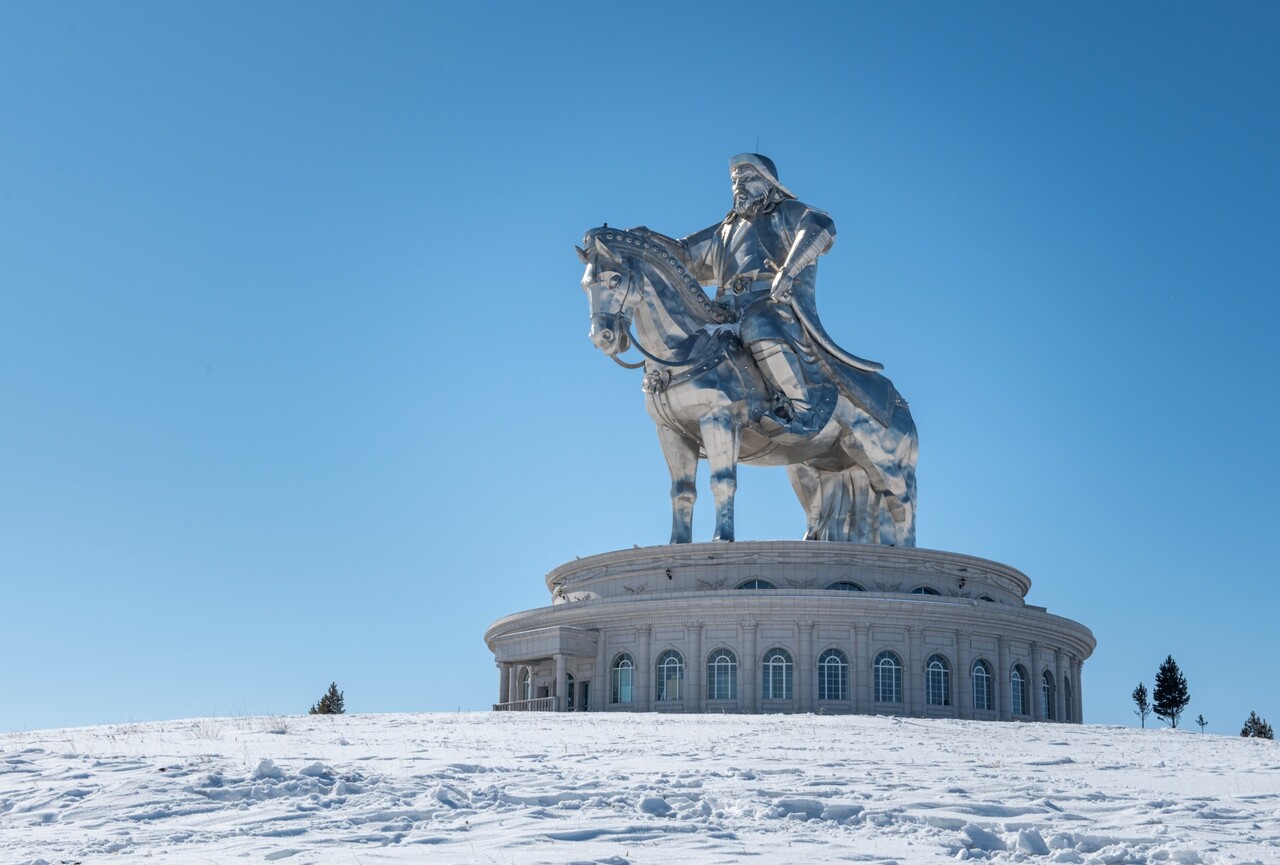 울란바토르 인근 천진 벌덕(Tdonjin Boldog) 고원에 세워진 징기즈칸의 동상. 높이 40m, 250톤의 강철이 사용된 세계에서 가장 큰 기마상으로 말 갈기 부분이 전망대이고 내부는 박물관으로 사용되고 있다. ⓒ이상원