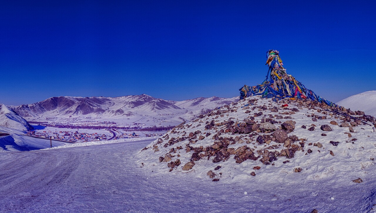 테렐지국립공원 입구에 서 있는 몽골식 서낭당 같은 돌무더기, 어워. 사방이 허허벌판인 평원에서 길을 알려주는 길잡이가 되고, 멀리 않은 곳에 마을이 있다는 이정표 역할을 한다. 어워를 만나면 멈춰서 예의를 갖추는 것이 몽골의 전통이다. 보통 시계 방향으로 세 바퀴 돌고, 바쁠 경우에는 차의 경적을 세 번 울린다. ⓒ이상원