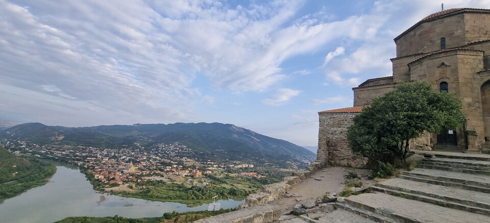 조지아 나라가 태생된 곳이라고도 할 수 있는 므츠헤타는 기독교의 초기 유적인 스베티츠호벨리 대성당, 즈바리 수도원 등이 있어 수많은 관광객의 발길이 매일 끊이지 않고 있다. 사진은 즈바리 수도원에서 내려다본 므츠헤타 전경. 이서원 제공